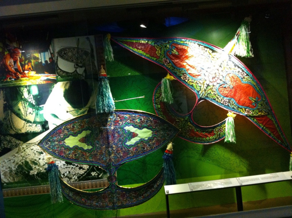 Paparan artifak di Muzium Etnologi Dunia Melayu