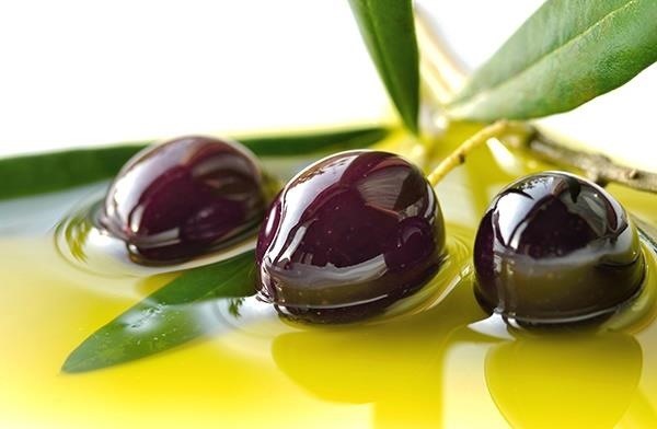 Pelbagai jenis makanan subur dan sihat seperti buah-buahan, sayur-sayuran, dan minyak zaitun untuk wanita hamil.