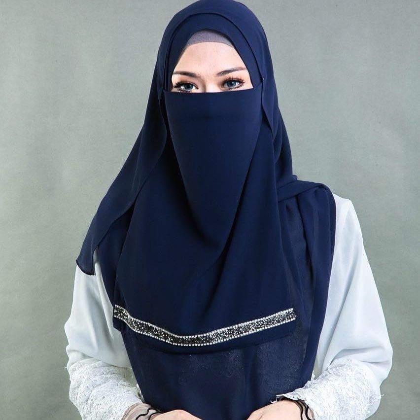 Wanita memakai jubah hitam dan purdah menutup wajah melainkan bahagian mata.