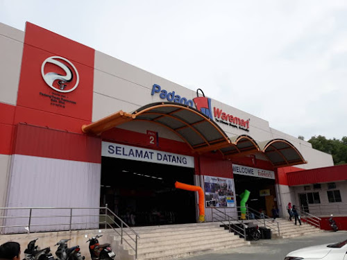 Kawasan Padang WareMart yang luas dan terbuka