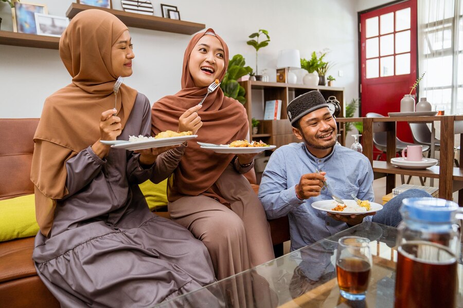 Gambar berkaitan adab ziarah hari raya dengan tetamu menyambut kunjungan di rumah.