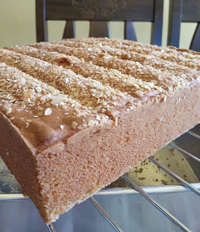 Potong gambar kek nestum yang dibakar dengan topping nestum ditabur di atas