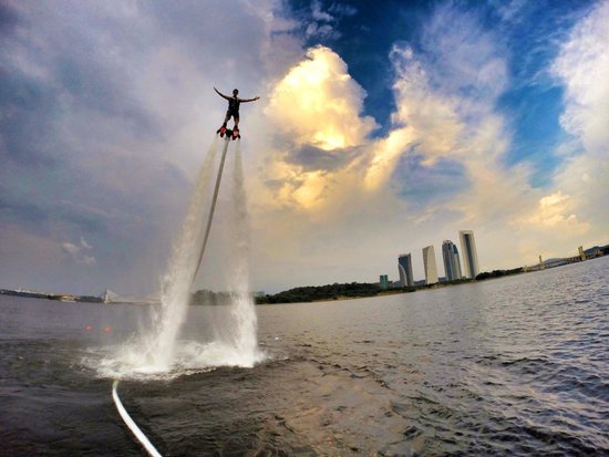 Aktiviti sukan air Flyboard di Tasik Putrajaya