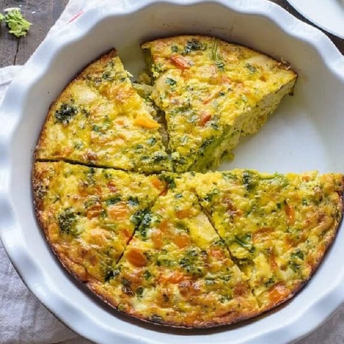 Lengkap pelbagai hidangan diet sihat seperti pancake pisang oat, omelette roll, dan egg muffin dalam pinggan kaca.