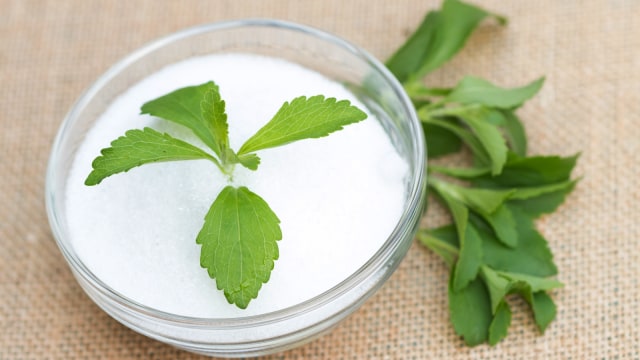 Gambar daun stevia dan serbuk ekstrak stevia sebagai pengganti gula semulajadi
