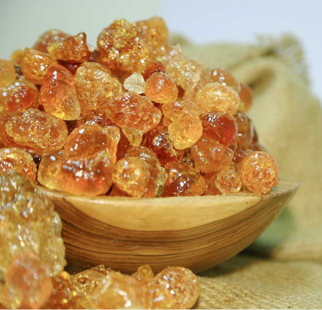 Gambar Arabik Gum atau gam arab berbentuk kristal yang digunakan untuk tujuan kesihatan.