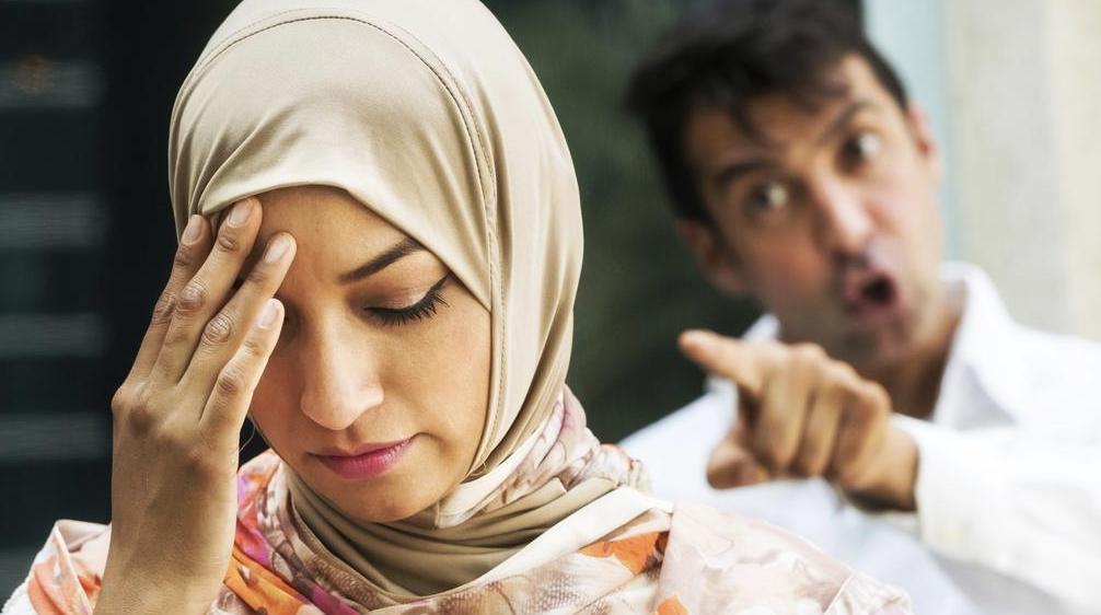 Ilustrasi wanita sedih memikirkan status gantung tak bertali ditinggalkan suami