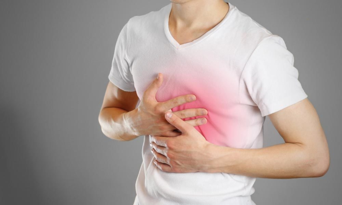 Ilustrasi masalah pedih ulu hati atau heartburn di bahagian dada dan perut