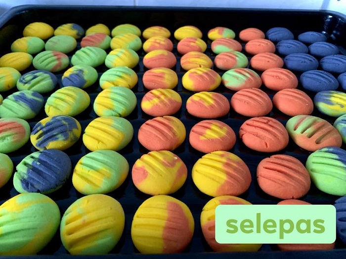 Gambar biskut German cookies yang berwarna-warni dan lembut diletakkan di atas dulang pembakar.