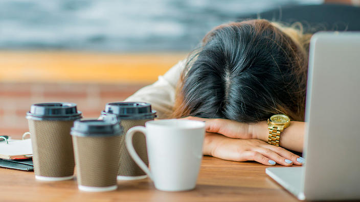 Wanita minum air segar untuk detoks dan menghilangkan toksin dalam badan secara semulajadi