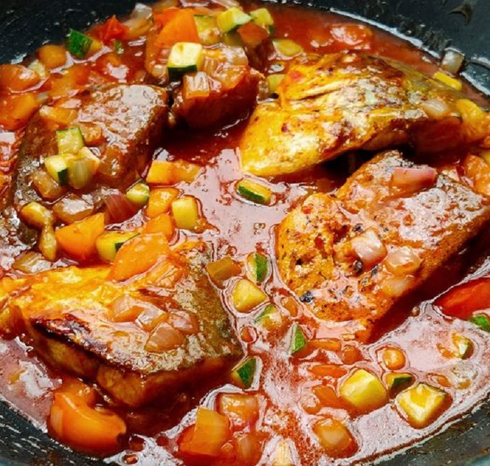 Ikan bawal goreng masak sos