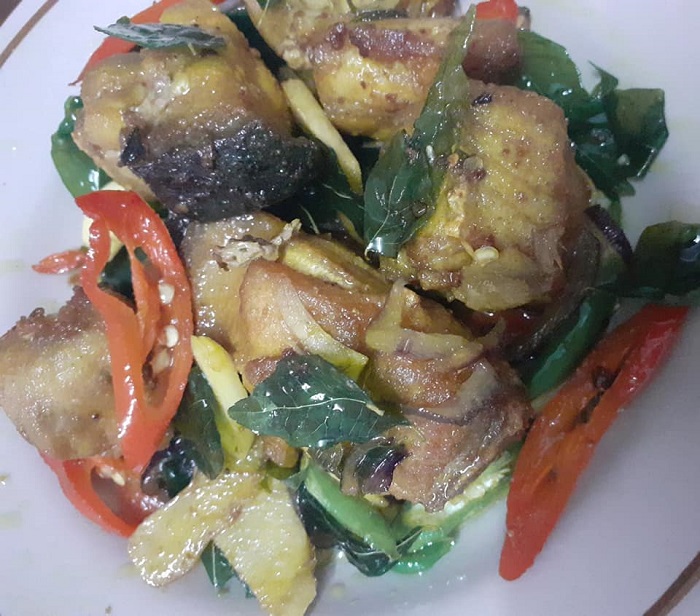 Ikan pari goreng pedas berlada