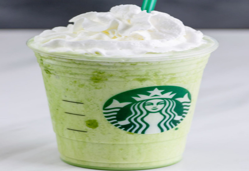 Green Tea Frappuccino berwarna hijau dengan krim whipped