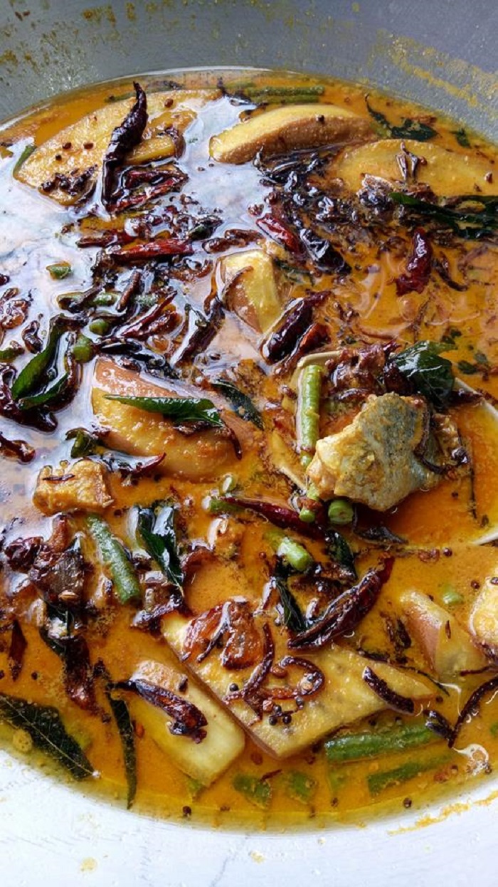 Sepinggan hidangan gulai ikan masin tumis darat tradisional dengan kuah kuning pekat.