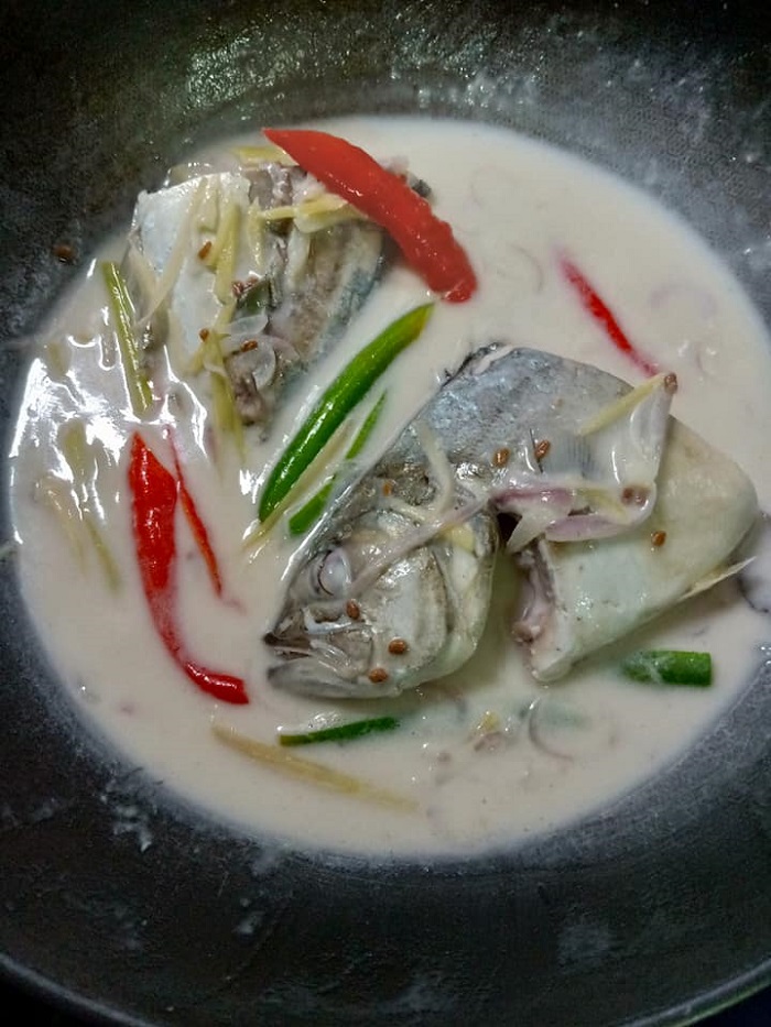 Ikan nyoknyok gulai putih dengan kuah santan pekat