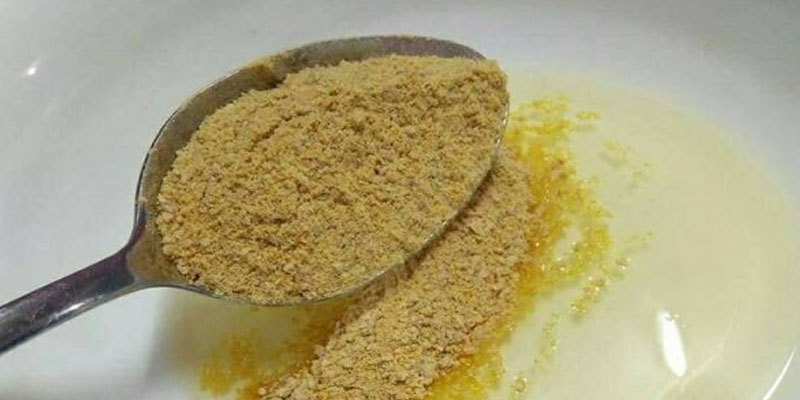 Gambar air rebusan halba dalam gelas untuk kecantikan kulit muka