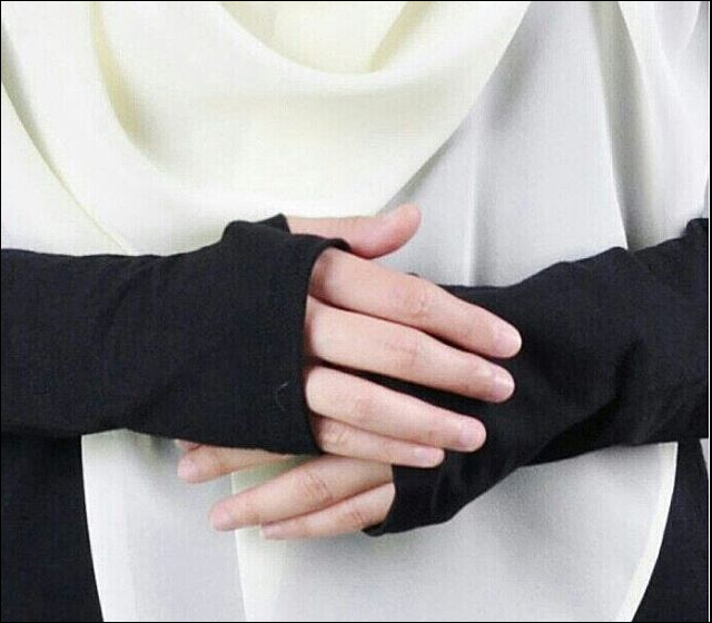 Wanita bertudung labuh melabuhkan kain menutup dada sebagai simbol penjagaan aurat.