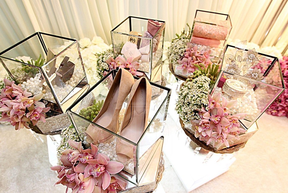 Pelbagai jenis barang hantaran digubah dengan cantik di atas dulang berhias untuk majlis perkahwinan.