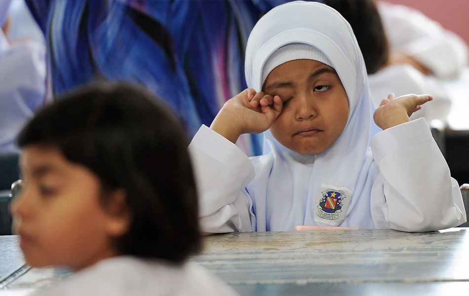 Kanak-kanak berpakaian seragam sekolah bersedia untuk hari pertama persekolahan.