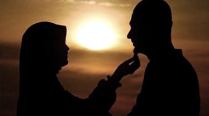 Gambar hiasan wanita solehah memakai tudung sedang membaca Al-Quran.