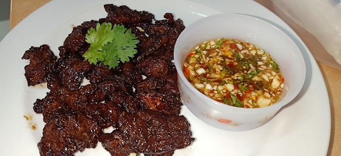 Hidangan daging harimau menangis dengan kuah pekat