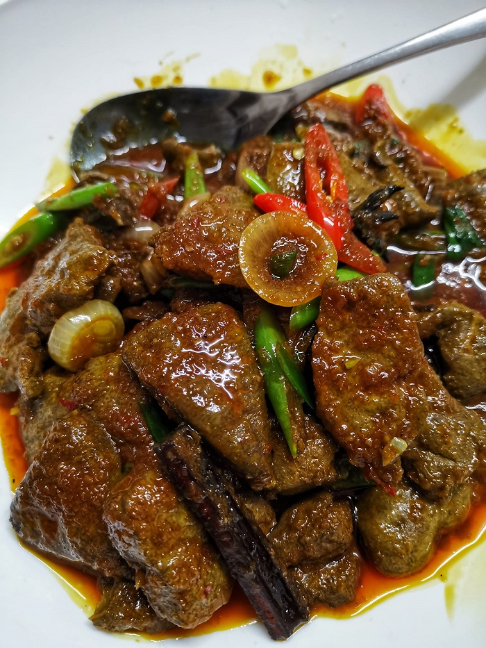 Hidangan hati lembu masak pengantin dengan hiasan cili merah dan daun bawang.