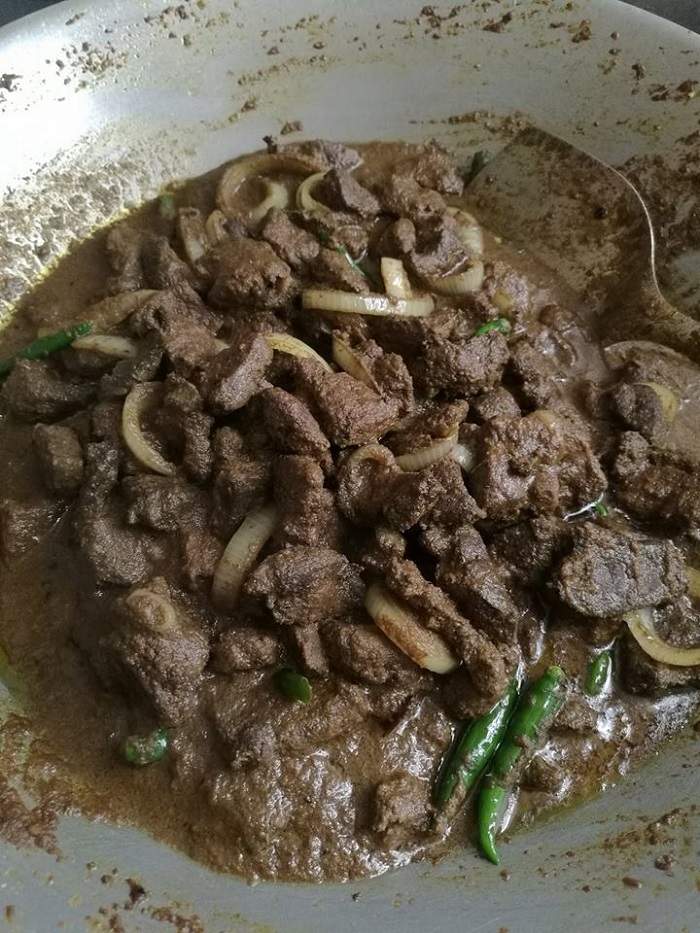 Hidangan hati lembu masak jintan yang kelihatan sedap dan menggugah selera.