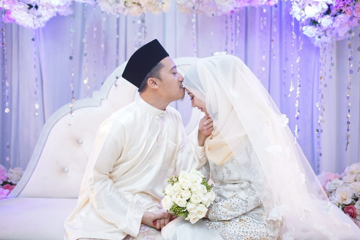 Gambar pasangan lelaki dan wanita sedang meluangkan masa bersama melambangkan tanda jodoh.
