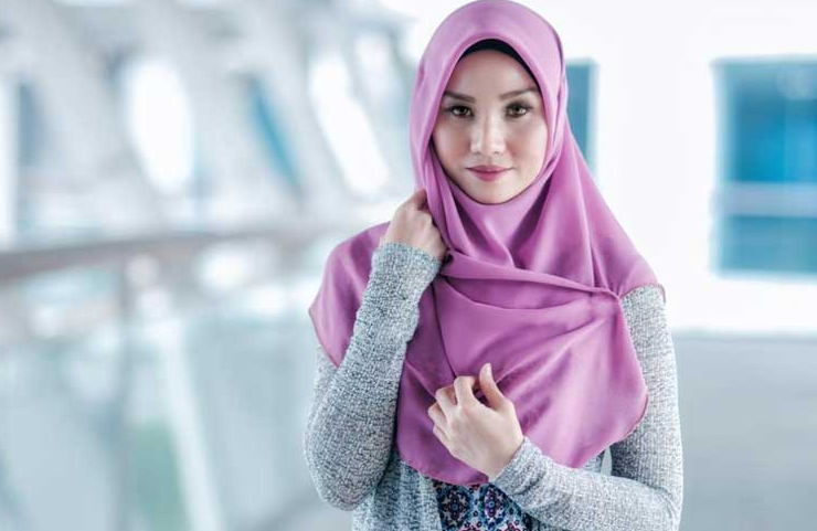 Ilustrasi wanita berhijab muslimah yang sopan menjaga kehormatan diri.