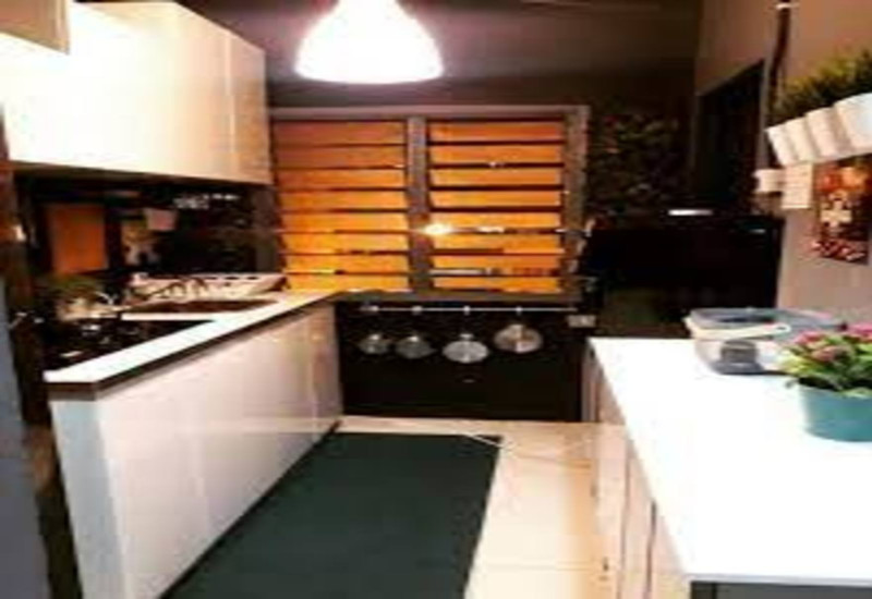 Dapur kecil dengan tema hitam putih