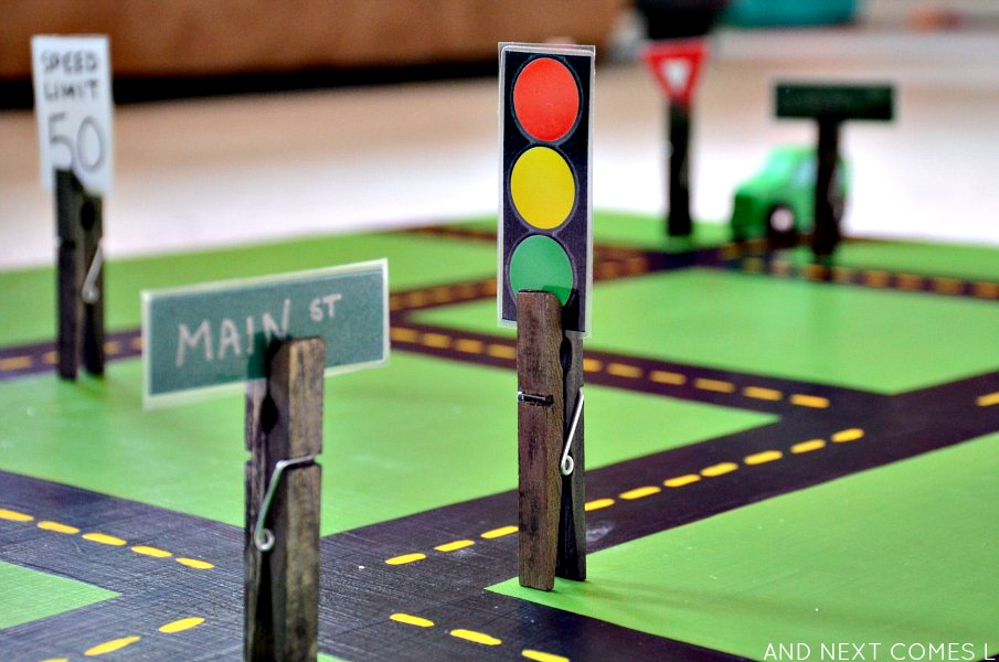 Model jalan raya bertanda dibuat untuk permainan kereta kanak-kanak