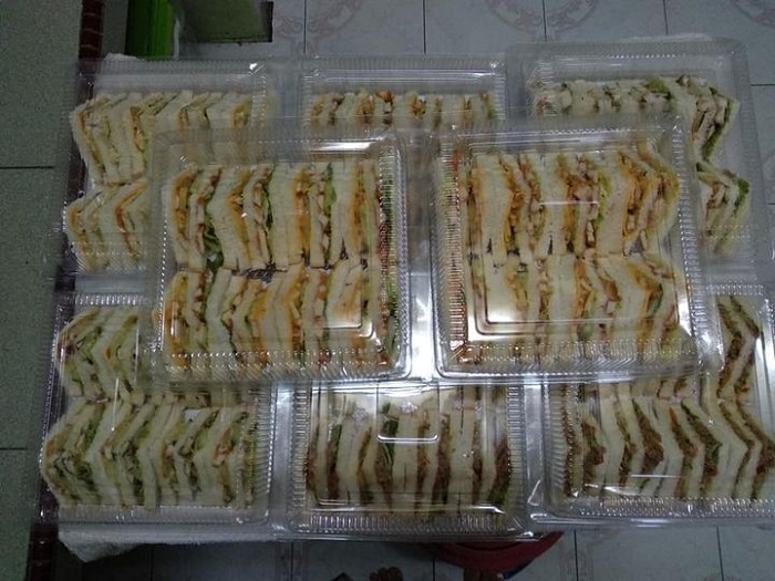 Sandwich honey chili dan ayam teriyaki
