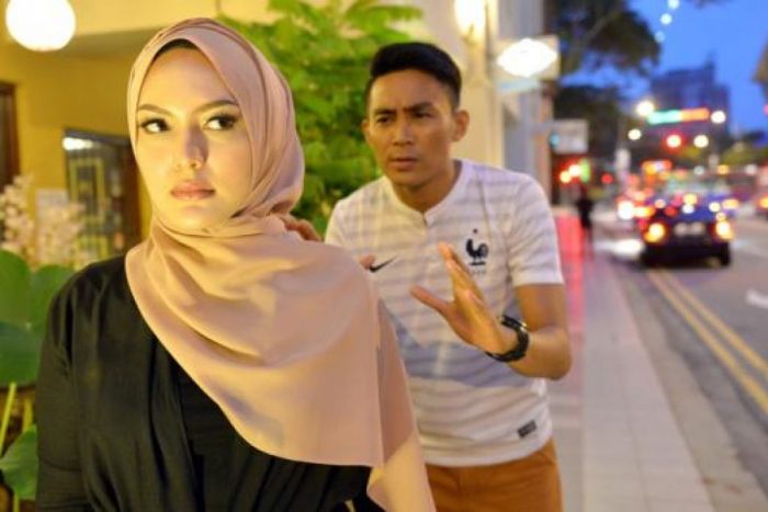 Pasangan suami isteri bergambar bersama sebagai simbol cinta dan kasih sayang.