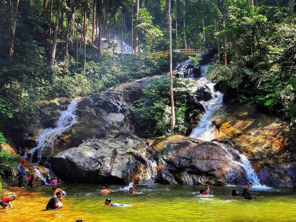 Pemandangan taman tema air Sunway Lagoon yang ramai pengunjung sedang bermain air di kolam rekreasi.