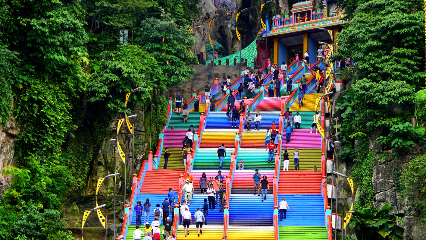 Tangga dan patung di pintu masuk Batu Caves