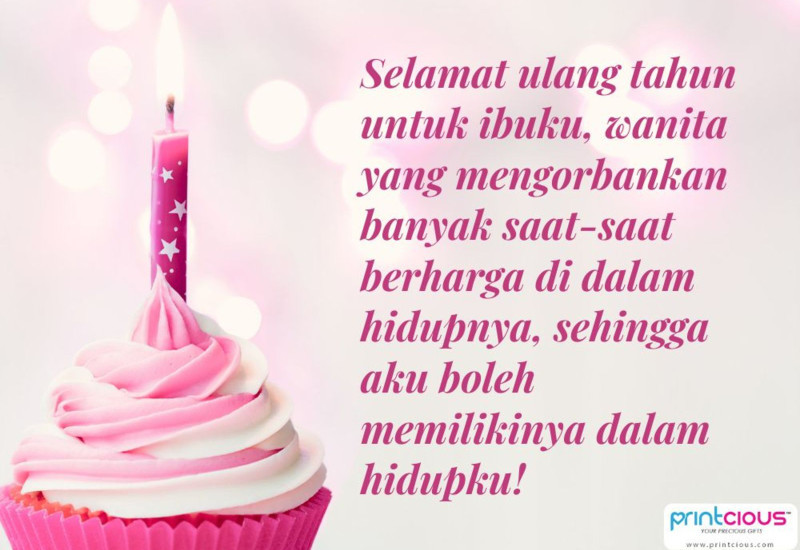 Ibu tersenyum menerima kek hari lahir dan hadiah bunga