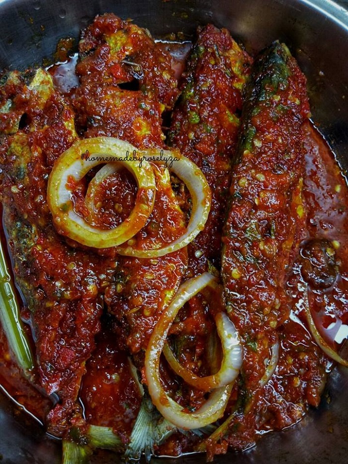 Hidangan ikan kembung berlada dengan sambal merah yang pedas dan menyelerakan.