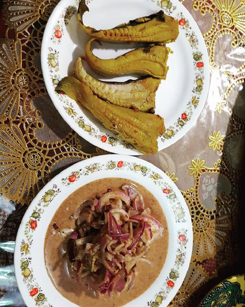 Ikan pari rebus dengan sos cili pedas tradisional di atas pinggan