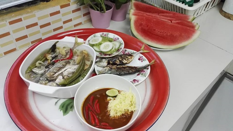 Hidangan ikan singgang dengan kuah pekat bersama bendi, cili dan bawang dalam mangkuk.