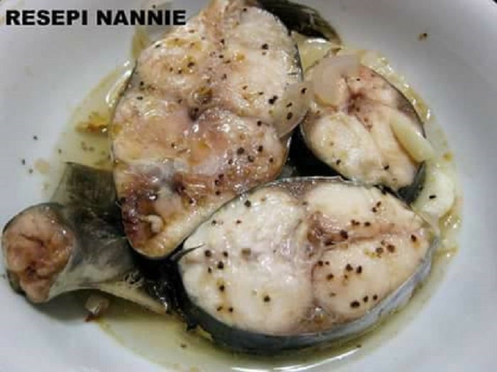 Ikan tenggiri kukus dengan lada hitam yang sedap untuk ibu berpantang
