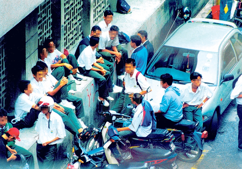 Gambar berkaitan masalah sosial di kalangan remaja dan pelajar sekolah.