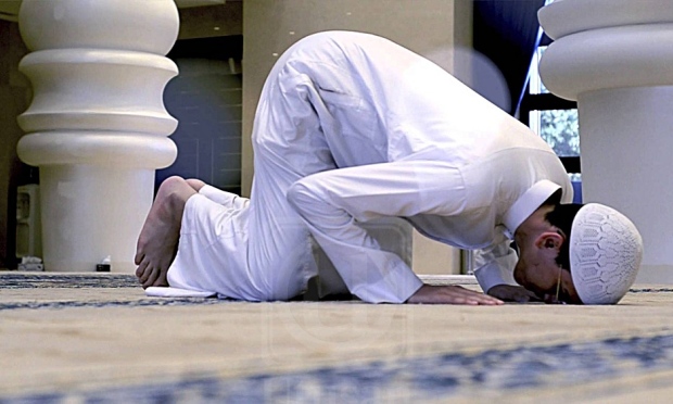 Orang Islam sedang melakukan solat sunat dalam keadaan sujud.
