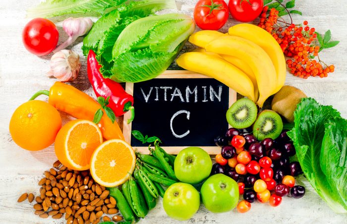 Gambar hiasan vitamin C untuk ibu menganduk dan pelbagai sumber makanan semula jadi seperti buah-buahan.