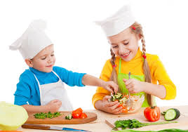 Gambar kanak-kanak bermain masak-masak atau memasak bersama ibu bapa di dapur.
