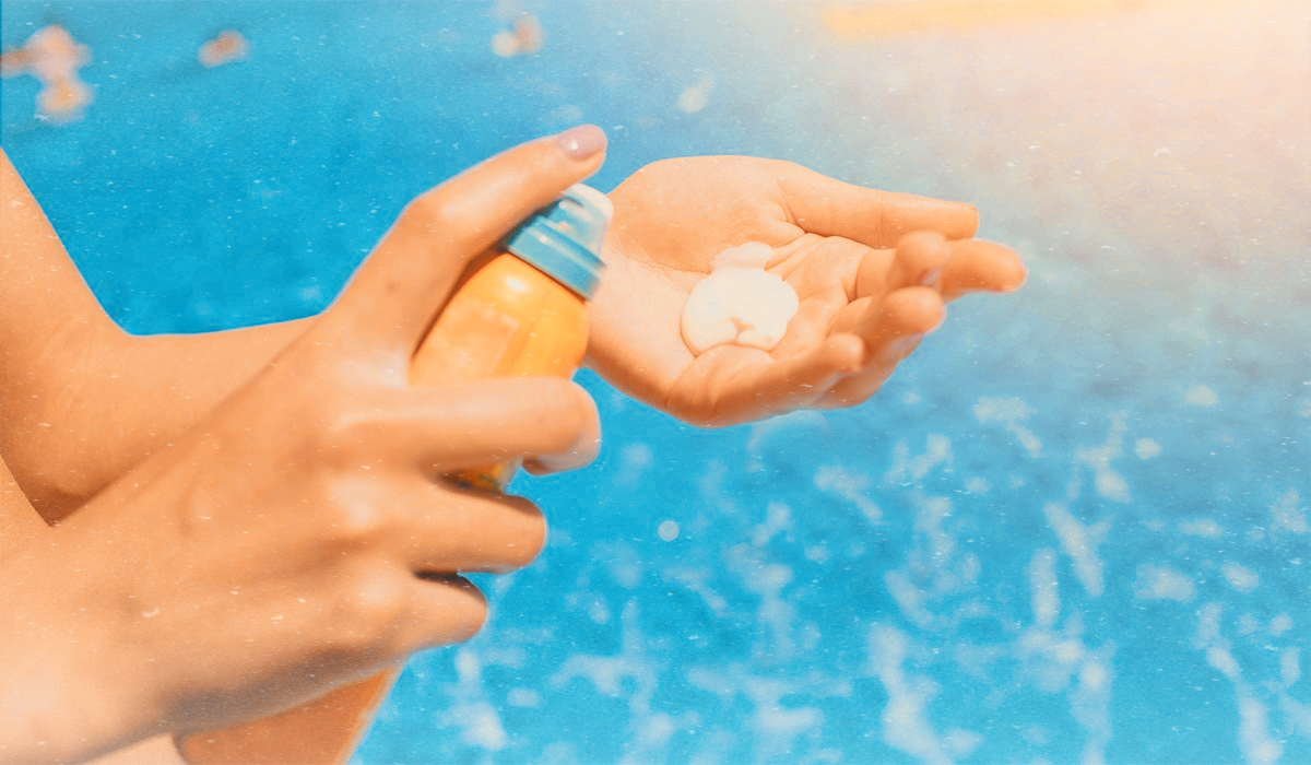 Pelbagai botol tabir suria sunscreen dan sunblock untuk perlindungan kulit muka