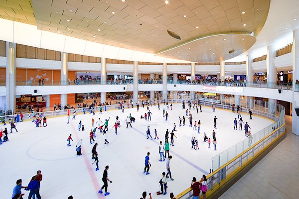 Orang bermain luncur ais di Icescape Ice Rink