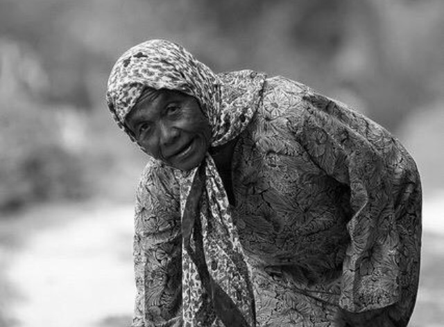 Anak membantu ibu bapa melakukan kerja