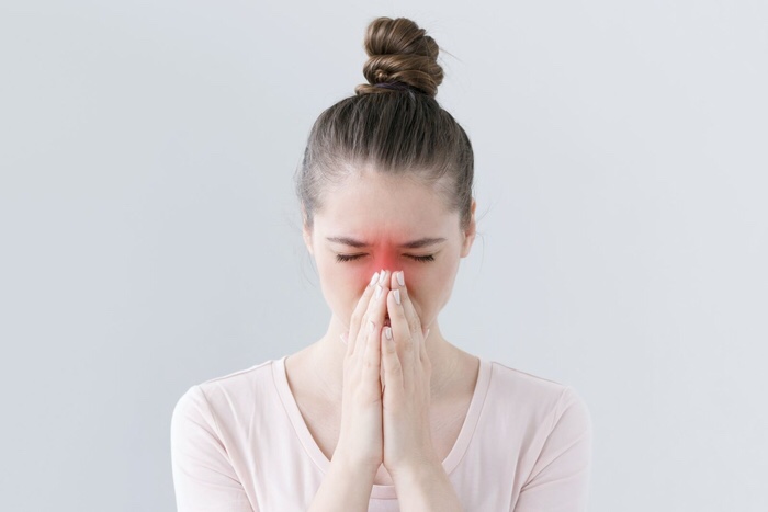 Ilustrasi muka dan kawasan sinus (dahi) yang menunjukkan kesakitan resdung atau sinusitis