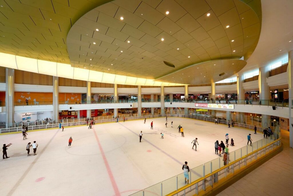 Lapisan ais di gelanggang Icescape Ice Rink