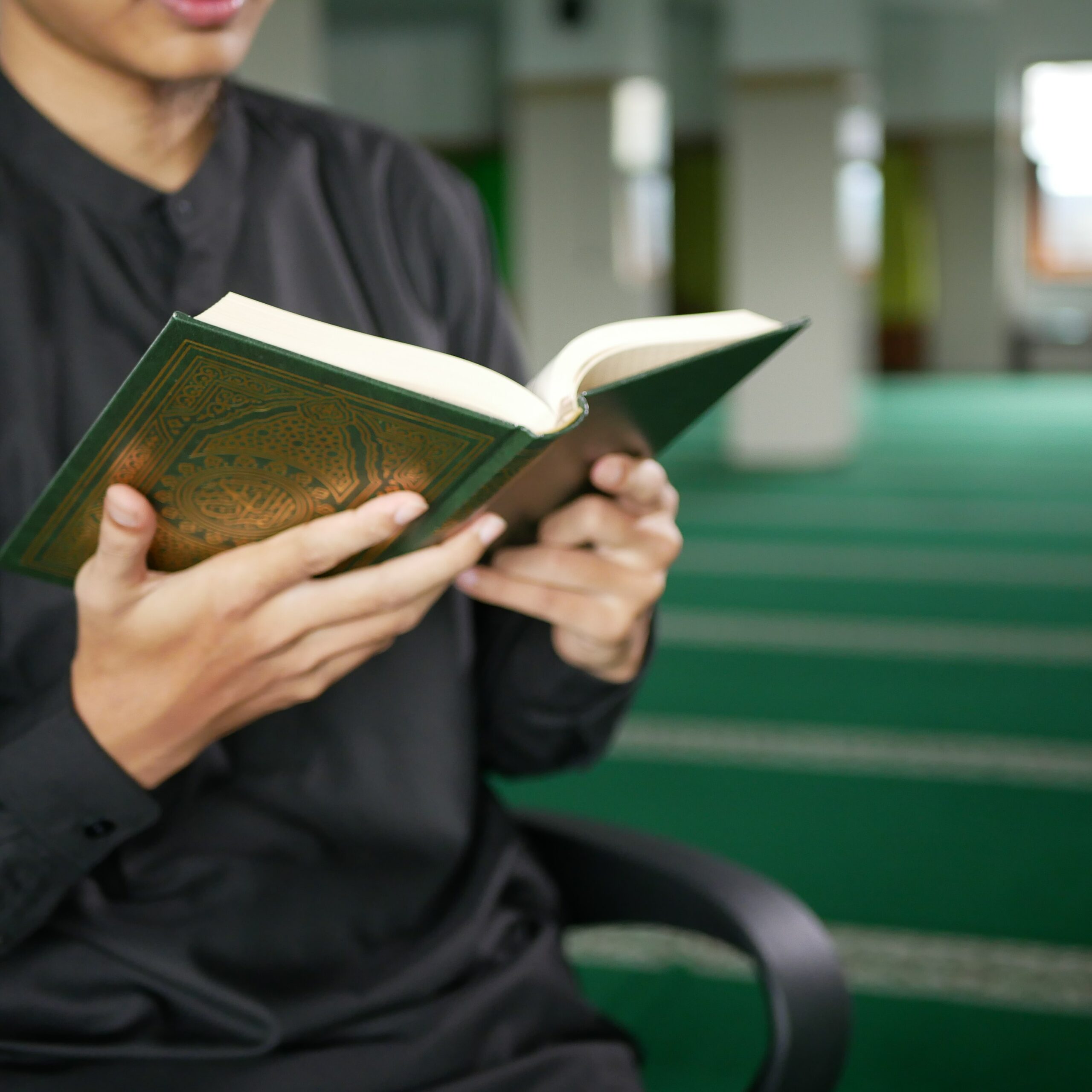 Sekumpulan masyarakat berbilang kaum dan saudara baru muslim beriadah bersama.
